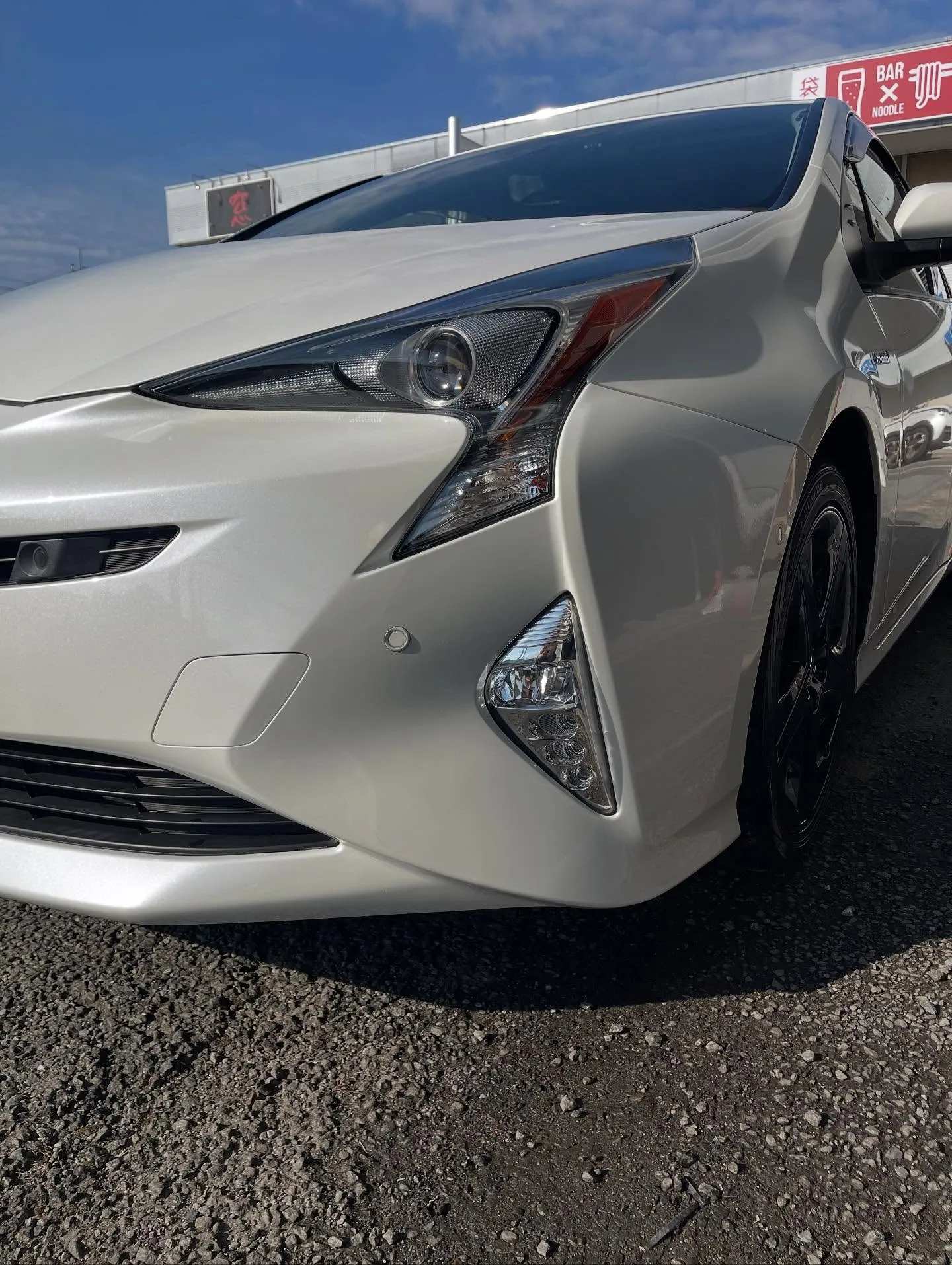 本日はプリウスで洗車、フィアット500で洗車とタイヤ交換のご...