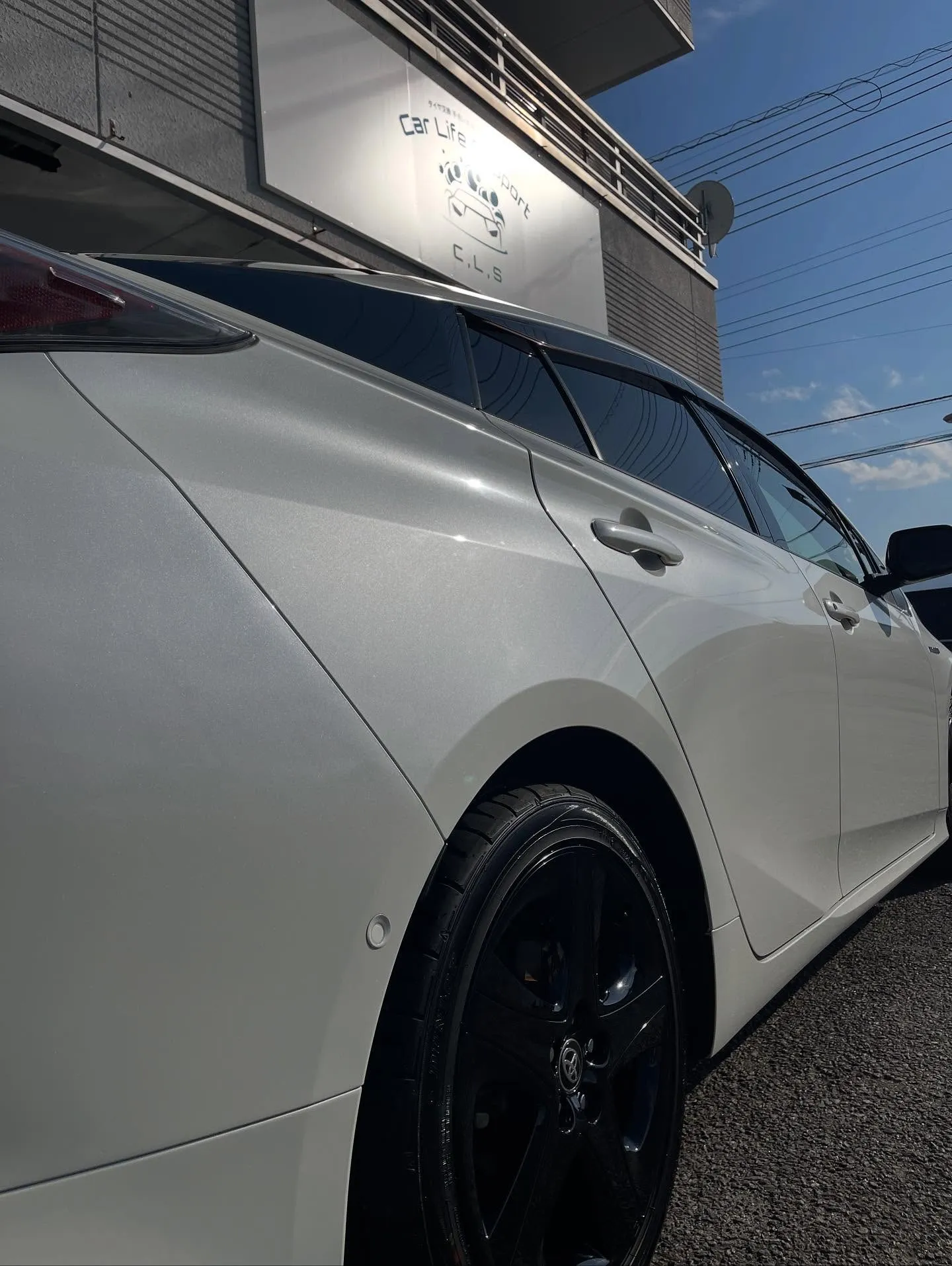 本日はプリウスで洗車、フィアット500で洗車とタイヤ交換のご...