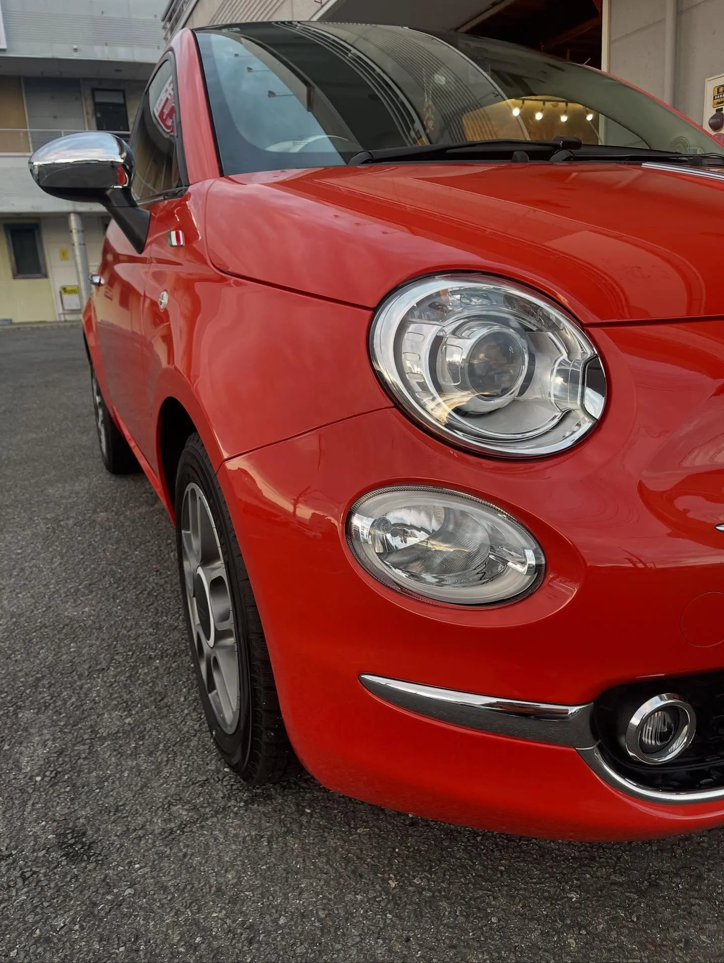 本日はプリウスで洗車、フィアット500で洗車とタイヤ交換のご...