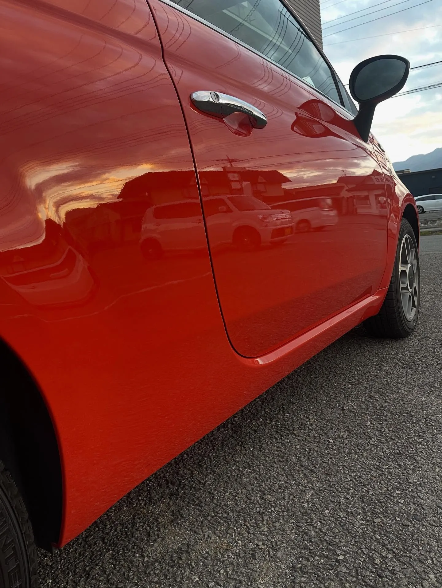 本日はプリウスで洗車、フィアット500で洗車とタイヤ交換のご...