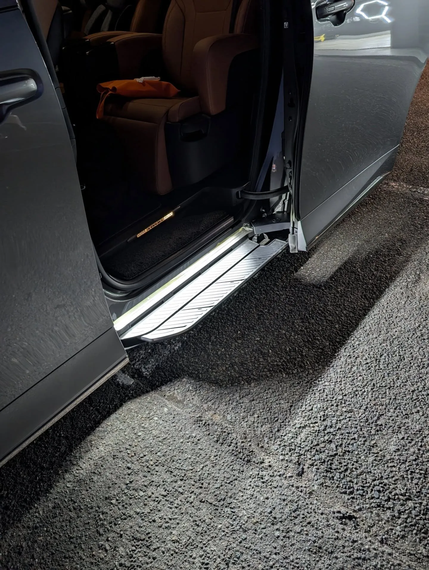 ヴェルファイアでステップライトの取付!