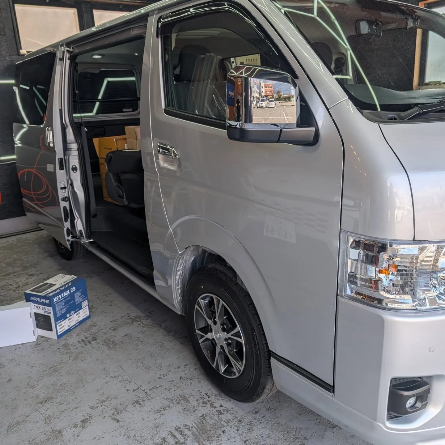 ハイエースでナビ&レーダー&スピーカー取付!